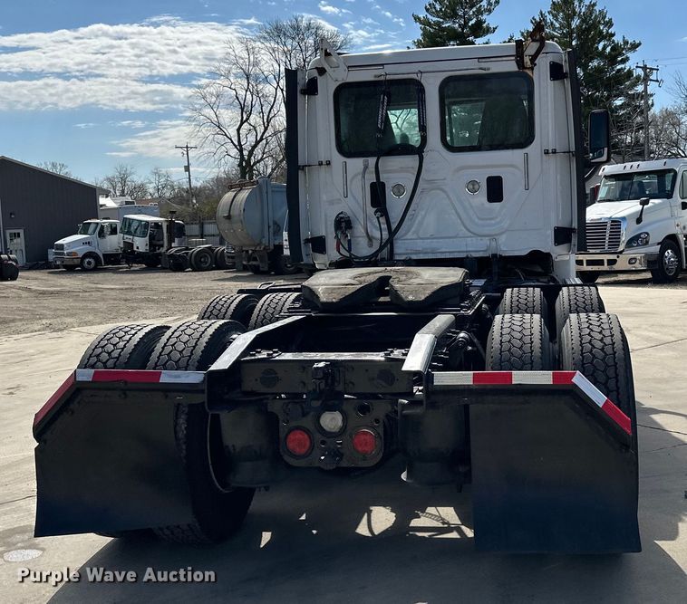 image for item LR9298 2016 Freightliner Cascadia 125 semi truck