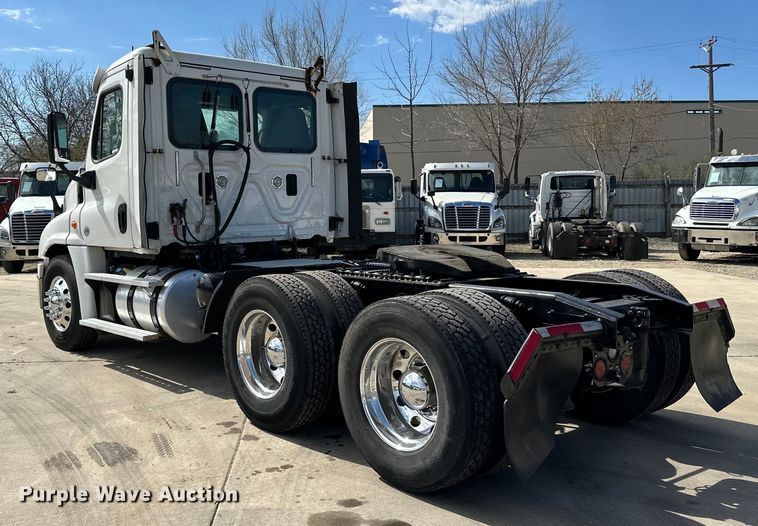 image for item LR9298 2016 Freightliner Cascadia 125 semi truck