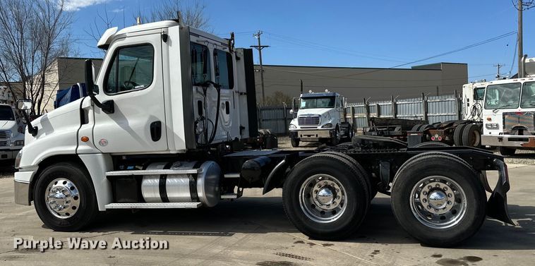 image for item LR9298 2016 Freightliner Cascadia 125 semi truck