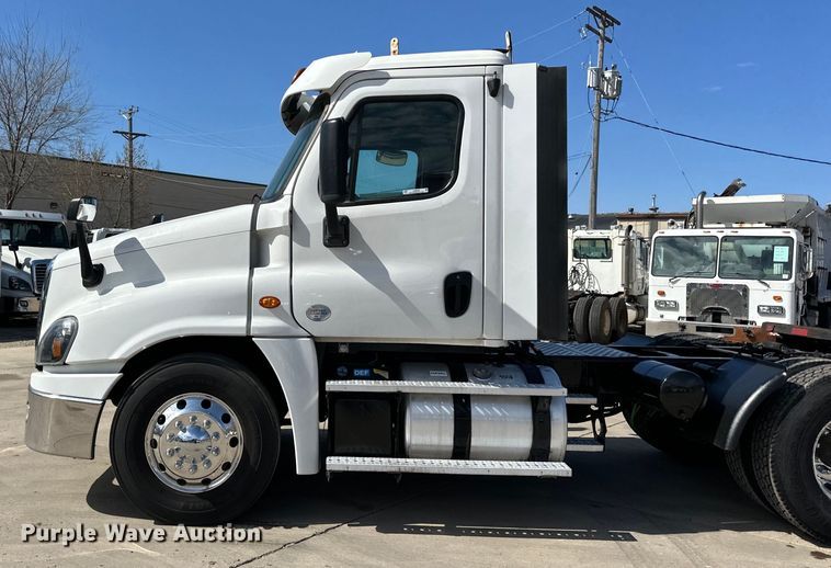 image for item LR9298 2016 Freightliner Cascadia 125 semi truck