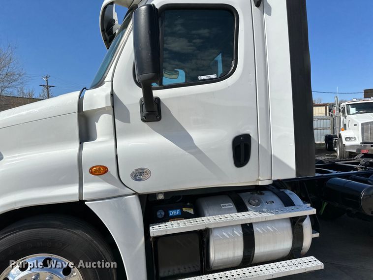 image for item LR9298 2016 Freightliner Cascadia 125 semi truck