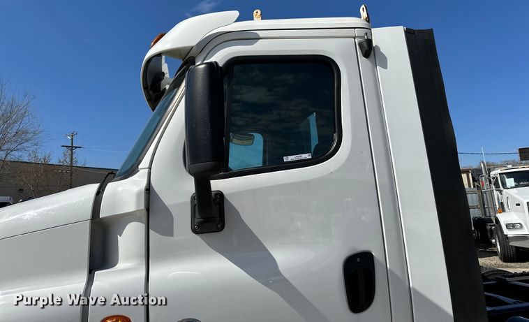 image for item LR9298 2016 Freightliner Cascadia 125 semi truck