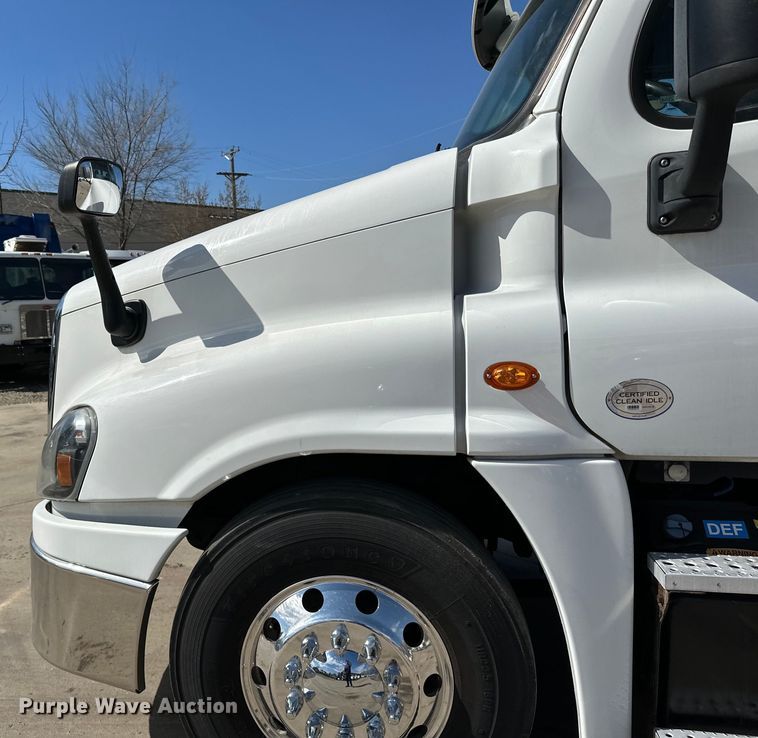 image for item LR9298 2016 Freightliner Cascadia 125 semi truck