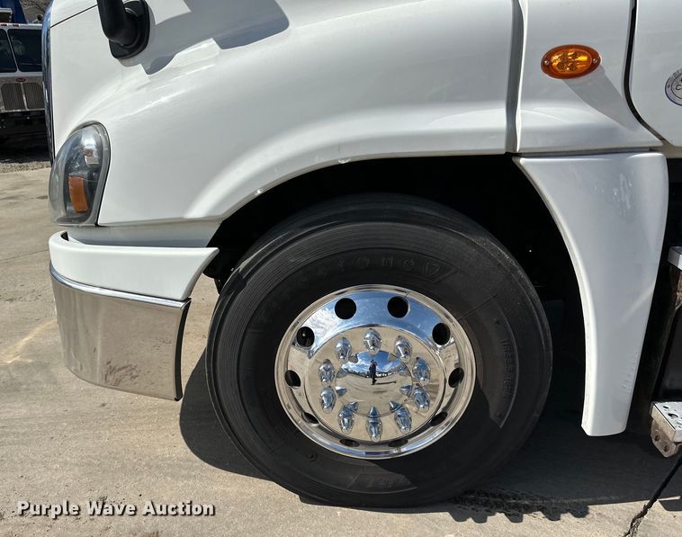 image for item LR9298 2016 Freightliner Cascadia 125 semi truck