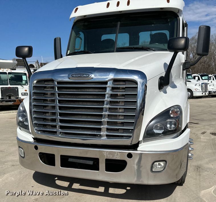 image for item LR9298 2016 Freightliner Cascadia 125 semi truck
