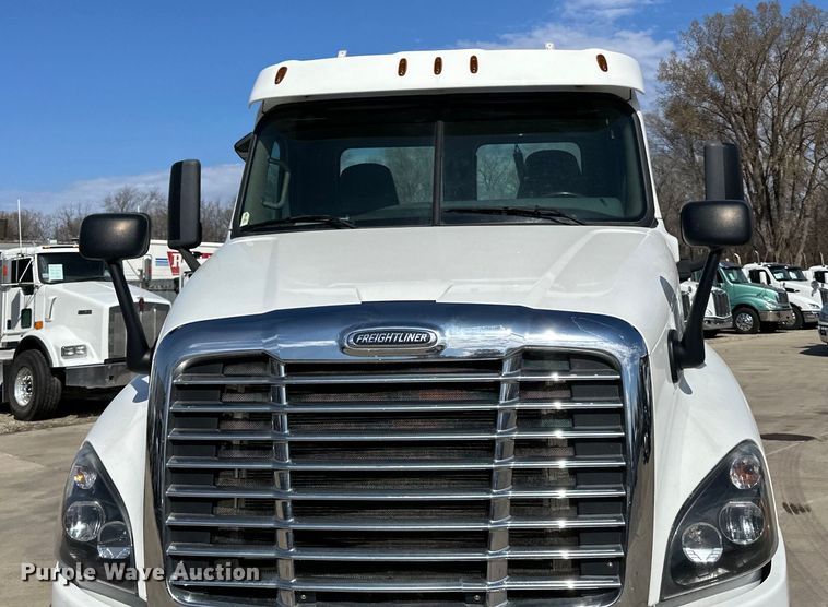 image for item LR9298 2016 Freightliner Cascadia 125 semi truck