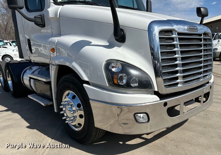 image for item LR9298 2016 Freightliner Cascadia 125 semi truck