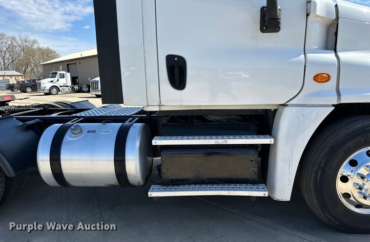 image for item LR9298 2016 Freightliner Cascadia 125 semi truck