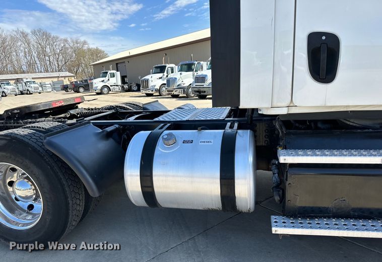 image for item LR9298 2016 Freightliner Cascadia 125 semi truck