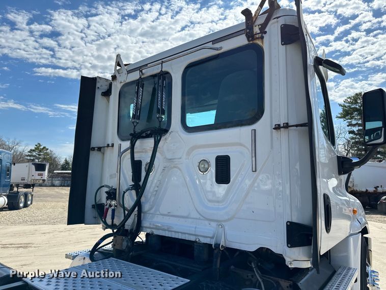 image for item LR9298 2016 Freightliner Cascadia 125 semi truck