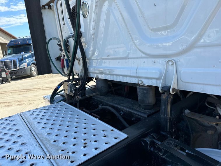 image for item LR9298 2016 Freightliner Cascadia 125 semi truck