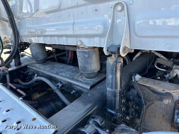 image for item LR9298 2016 Freightliner Cascadia 125 semi truck