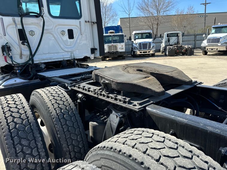 image for item LR9298 2016 Freightliner Cascadia 125 semi truck