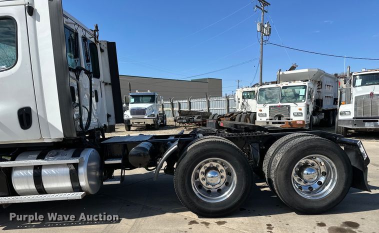 image for item LR9298 2016 Freightliner Cascadia 125 semi truck