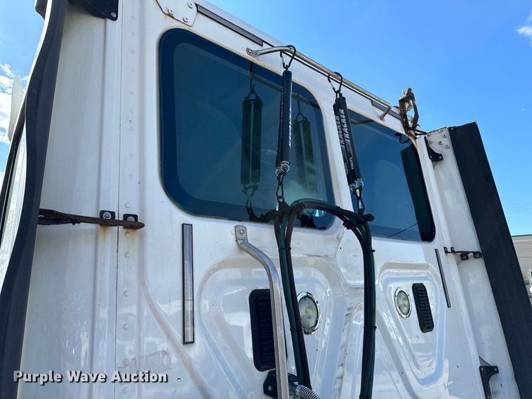 image for item LR9298 2016 Freightliner Cascadia 125 semi truck