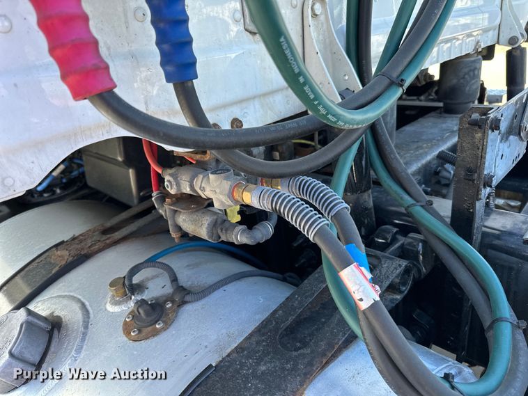 image for item LR9298 2016 Freightliner Cascadia 125 semi truck