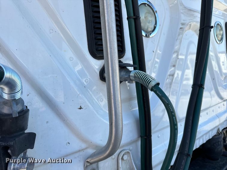 image for item LR9298 2016 Freightliner Cascadia 125 semi truck