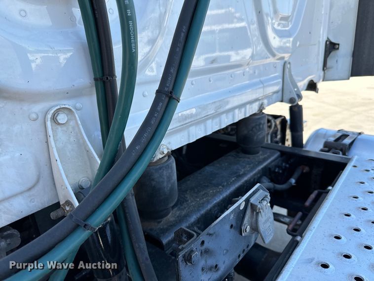 image for item LR9298 2016 Freightliner Cascadia 125 semi truck