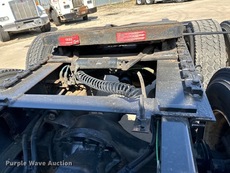 image for item LR9298 2016 Freightliner Cascadia 125 semi truck