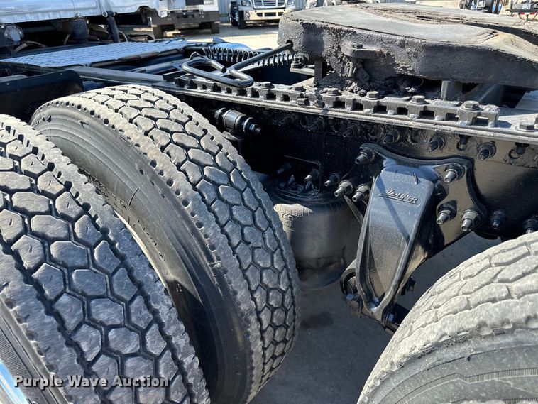 image for item LR9298 2016 Freightliner Cascadia 125 semi truck