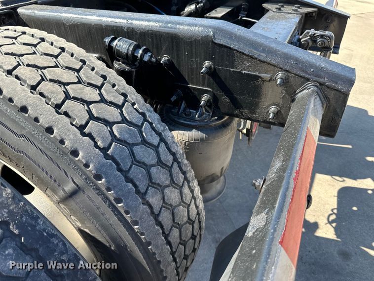 image for item LR9298 2016 Freightliner Cascadia 125 semi truck