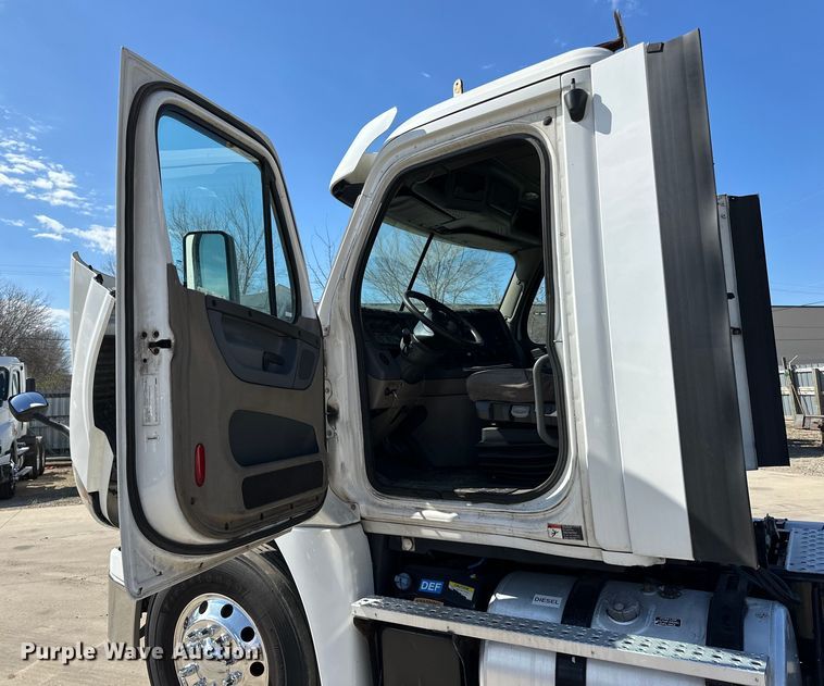 image for item LR9298 2016 Freightliner Cascadia 125 semi truck