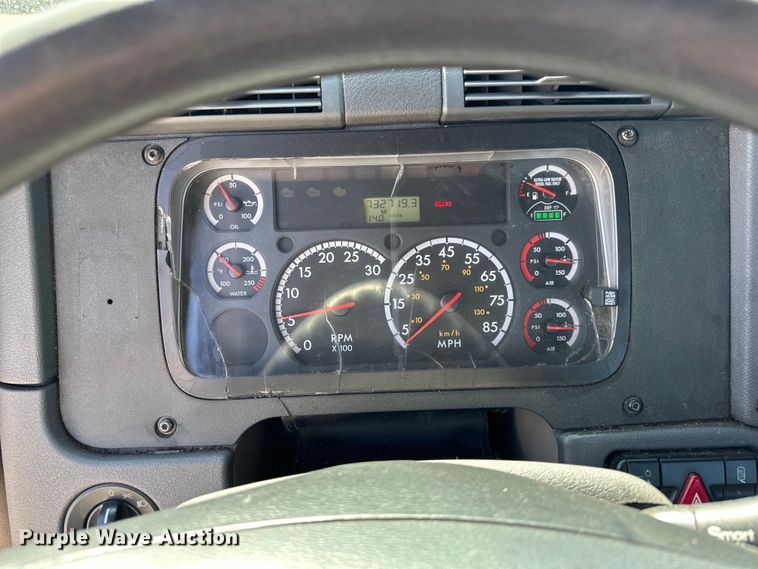 image for item LR9298 2016 Freightliner Cascadia 125 semi truck