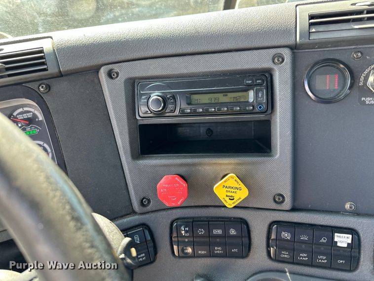 image for item LR9298 2016 Freightliner Cascadia 125 semi truck