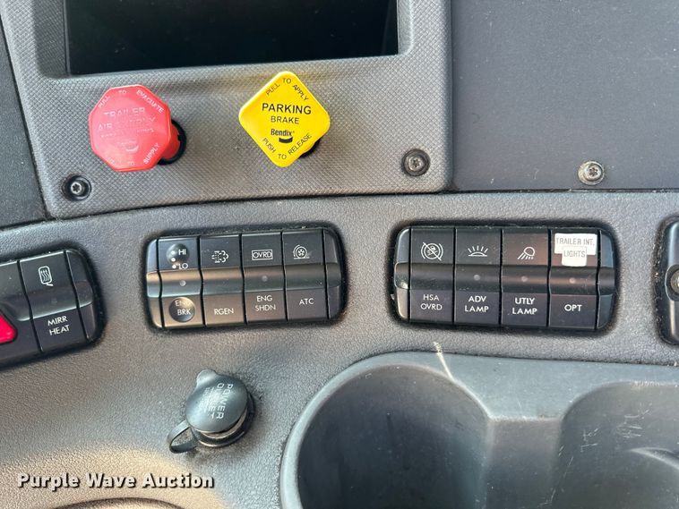 image for item LR9298 2016 Freightliner Cascadia 125 semi truck