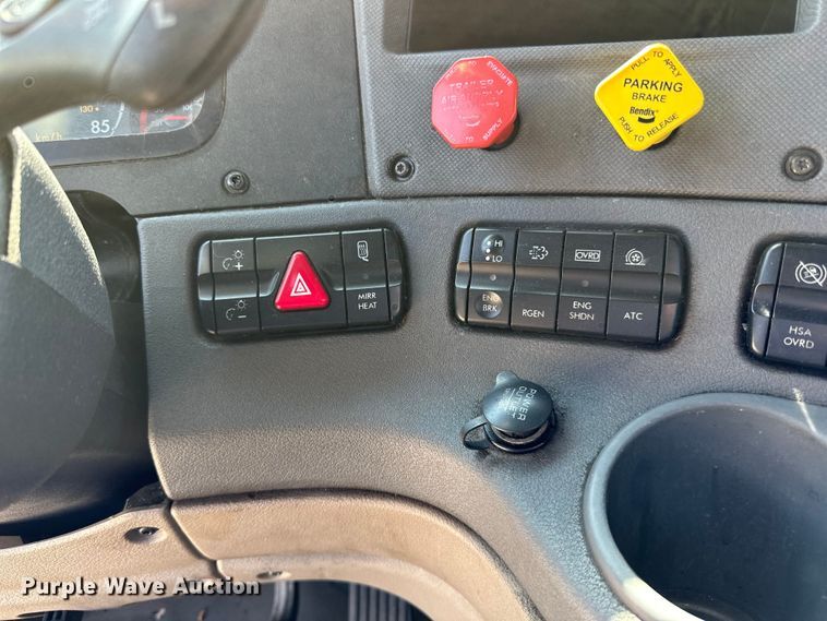 image for item LR9298 2016 Freightliner Cascadia 125 semi truck