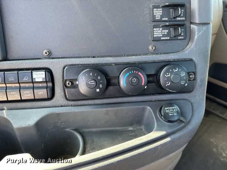 image for item LR9298 2016 Freightliner Cascadia 125 semi truck