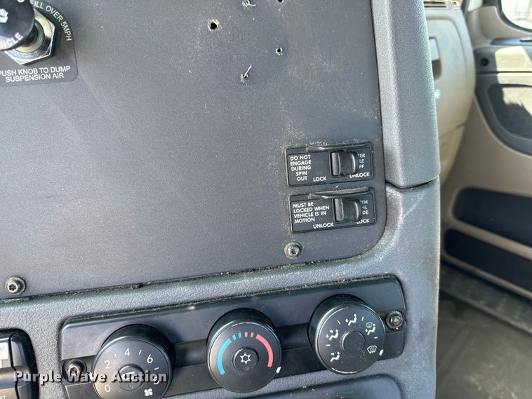 image for item LR9298 2016 Freightliner Cascadia 125 semi truck