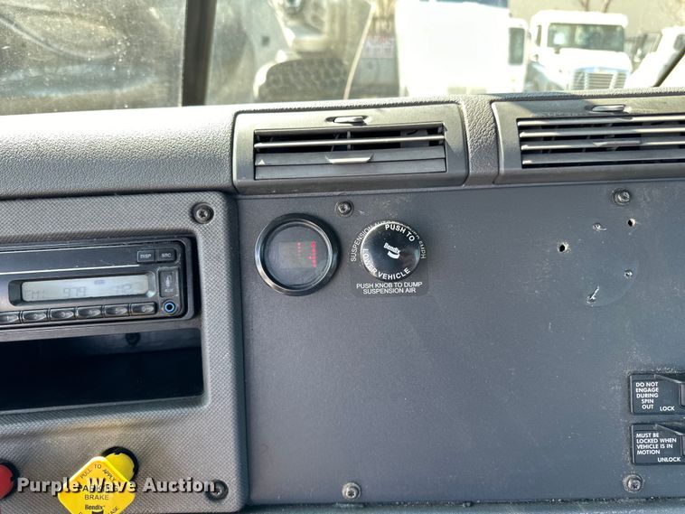 image for item LR9298 2016 Freightliner Cascadia 125 semi truck