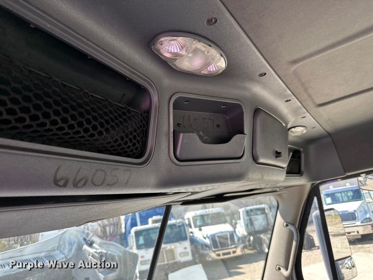 image for item LR9298 2016 Freightliner Cascadia 125 semi truck