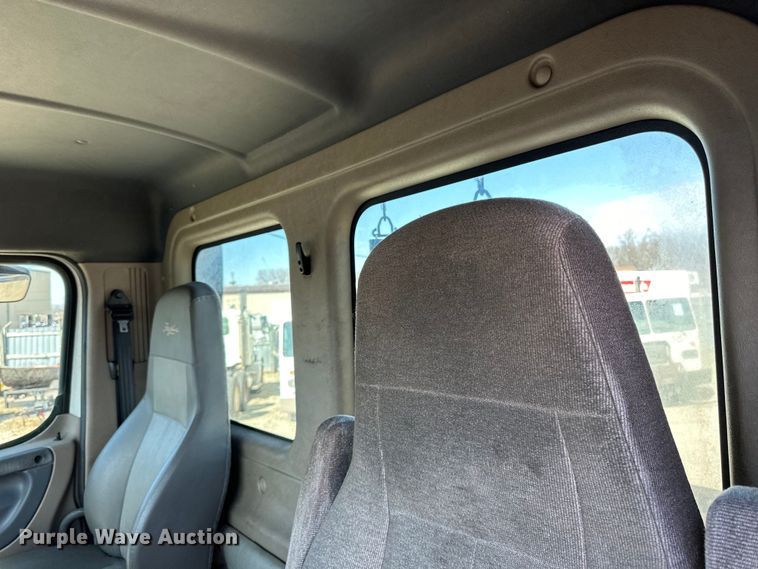 image for item LR9298 2016 Freightliner Cascadia 125 semi truck