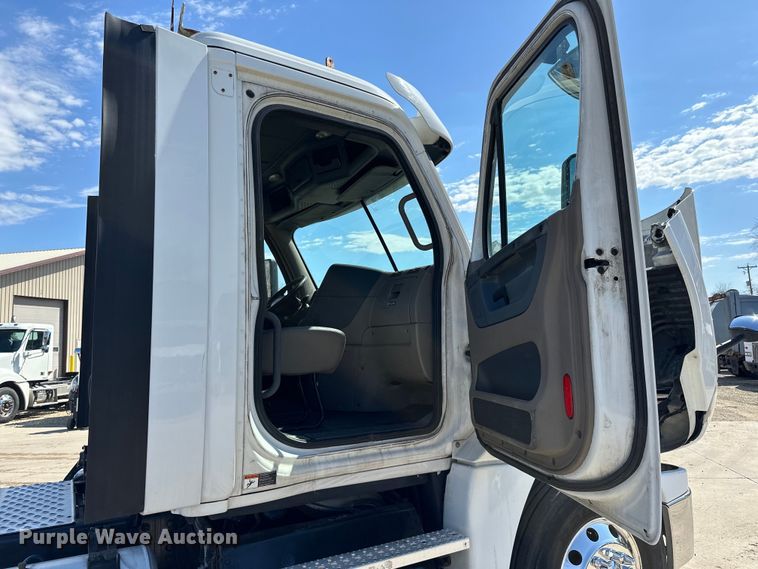 image for item LR9298 2016 Freightliner Cascadia 125 semi truck