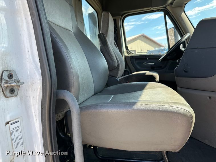 image for item LR9298 2016 Freightliner Cascadia 125 semi truck