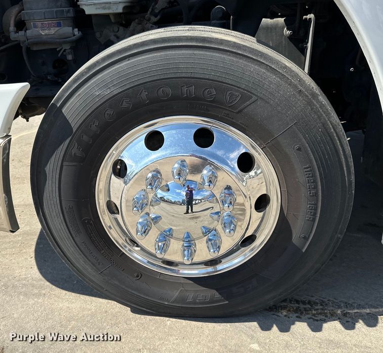 image for item LR9298 2016 Freightliner Cascadia 125 semi truck