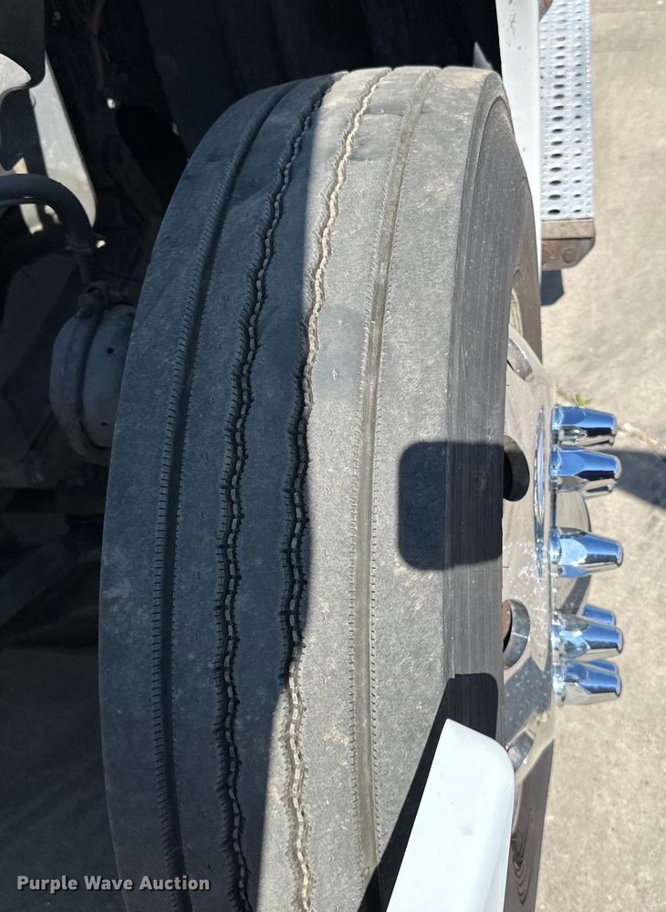 image for item LR9298 2016 Freightliner Cascadia 125 semi truck