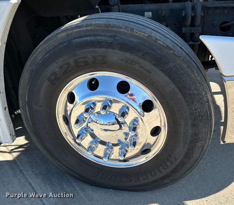 image for item LR9298 2016 Freightliner Cascadia 125 semi truck