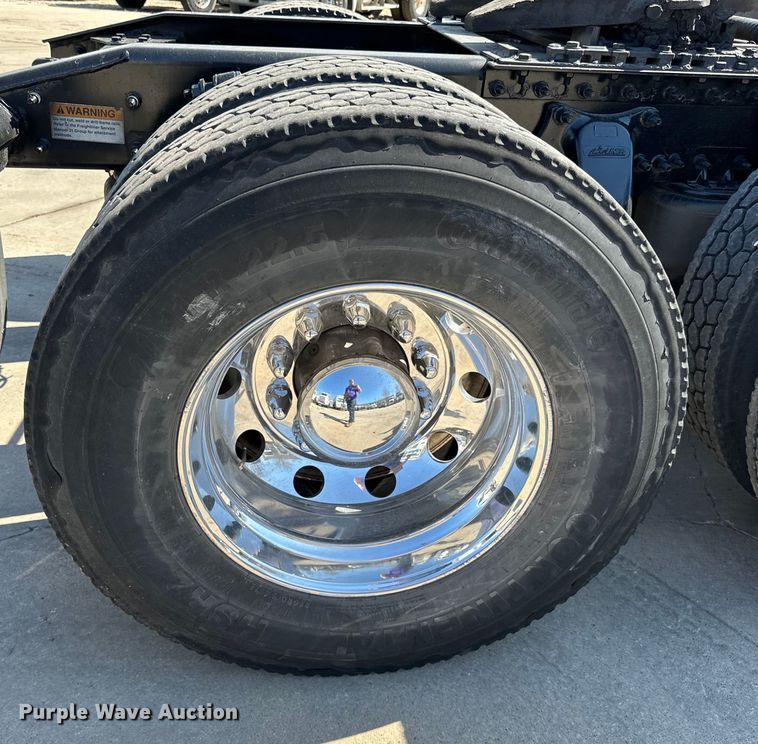 image for item LR9298 2016 Freightliner Cascadia 125 semi truck