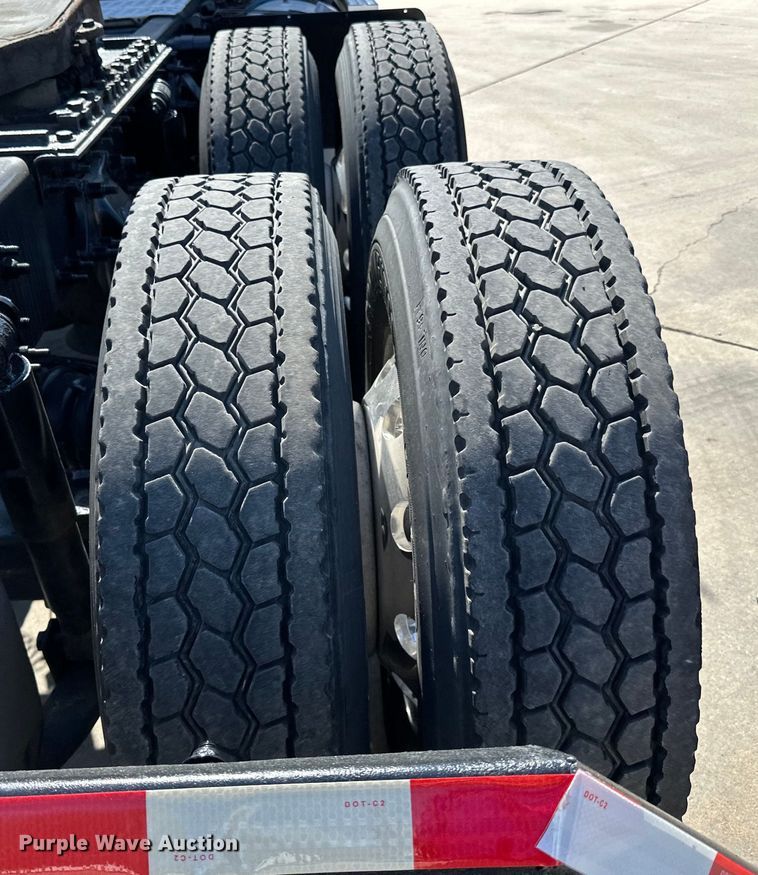 image for item LR9298 2016 Freightliner Cascadia 125 semi truck