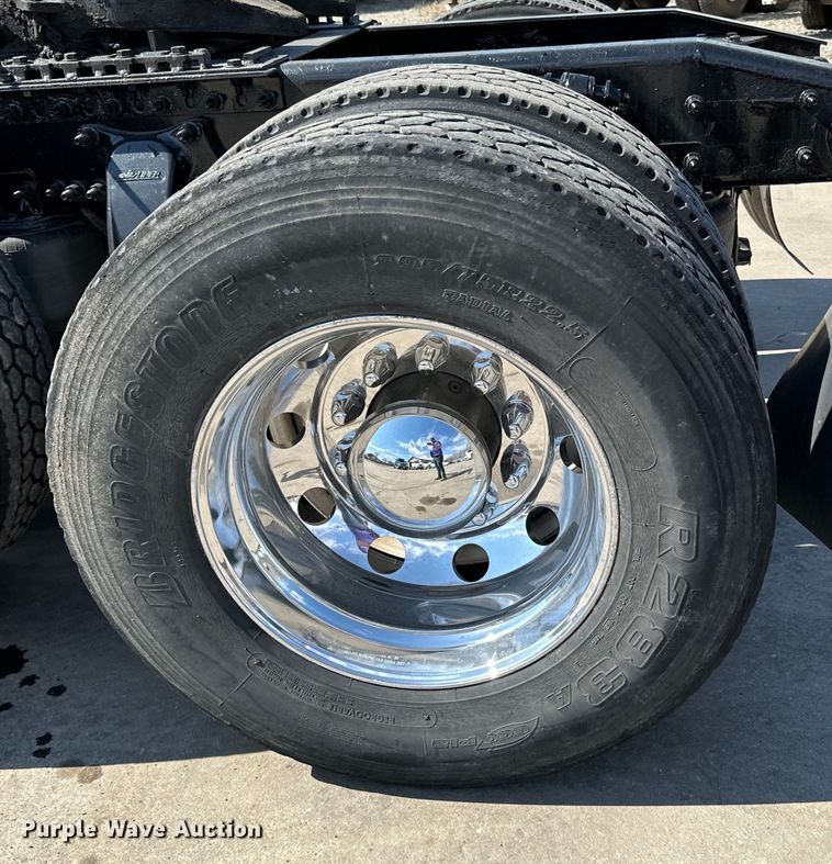 image for item LR9298 2016 Freightliner Cascadia 125 semi truck