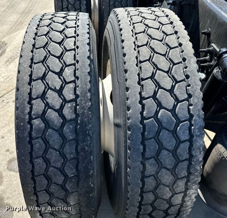 image for item LR9298 2016 Freightliner Cascadia 125 semi truck