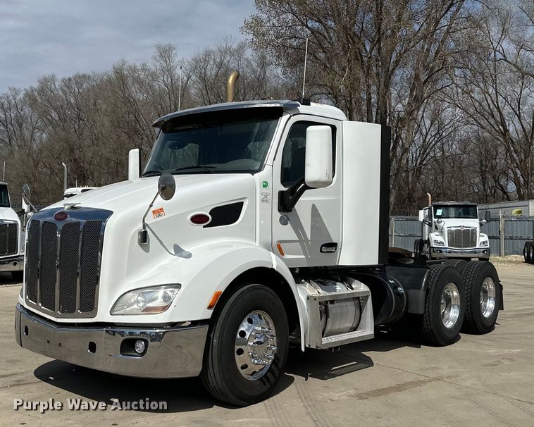 image for item LR9299 2016 Peterbilt  579 semi truck