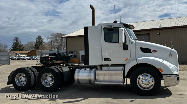 image for item LR9299 2016 Peterbilt  579 semi truck