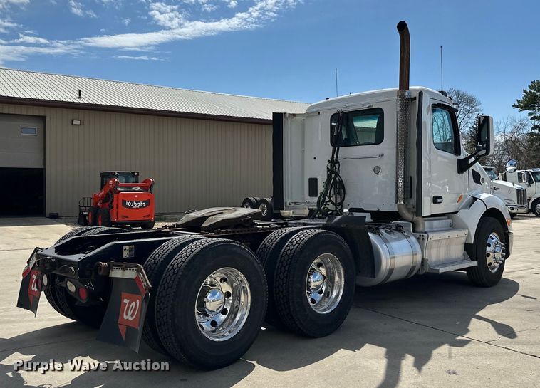 image for item LR9299 2016 Peterbilt  579 semi truck