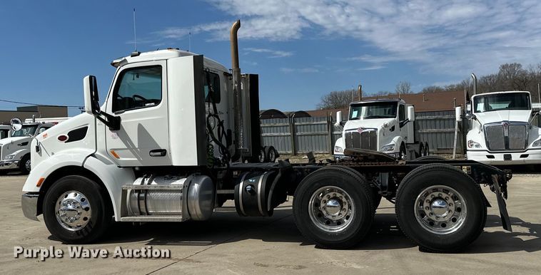 image for item LR9299 2016 Peterbilt  579 semi truck