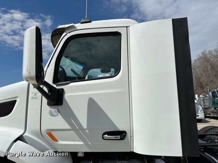 image for item LR9299 2016 Peterbilt  579 semi truck