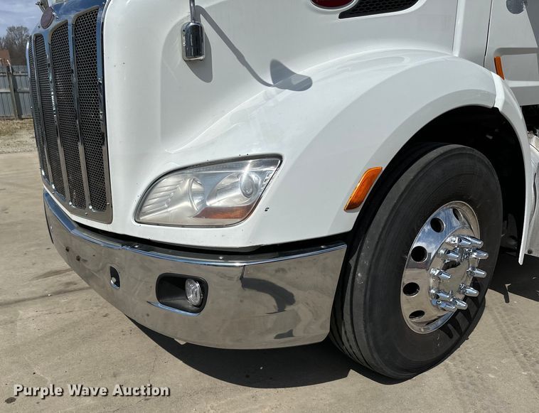 image for item LR9299 2016 Peterbilt  579 semi truck
